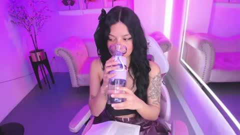 maddie_t18 online show from July 17, 11:58 am