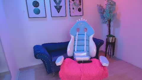 maddie_t18 online show from June 13, 11:40 am