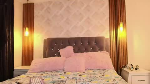 maddy_l online show from June 23, 8:29 pm