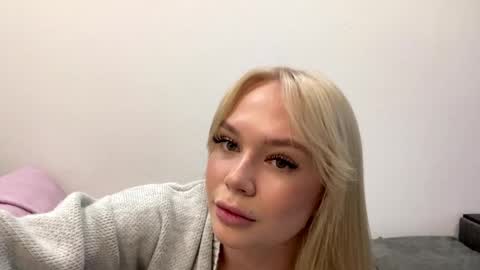 Molly online show from April 25, 3:09 pm