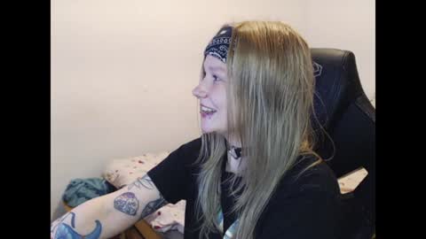 Snapshot of maggieswaggy chatting on December 4, 9:02 pm Magdalene Swaggy online show from December 4, 9:02 pm