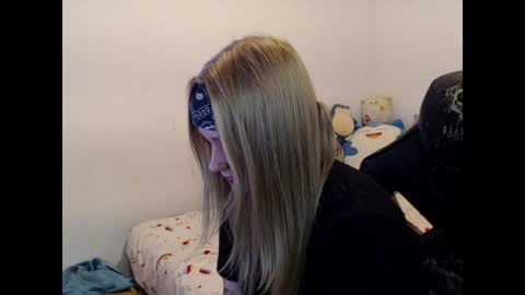 Snapshot of maggieswaggy chatting on December 7, 9:00 pm Magdalene Swaggy online show from December 7, 9:00 pm