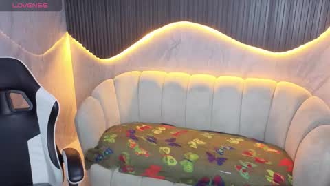 Snapshot of maia_tx chatting on October 6, 1:17 pm Online 800 to 1400 online show from October 6, 1:17 pm