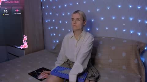 Your kitty online show from December 18, 3:50 pm