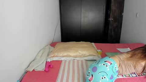 Snapshot of malucam_06 chatting on December 24, 6:06 pm instagram nueela online show from December 24, 6:06 pm