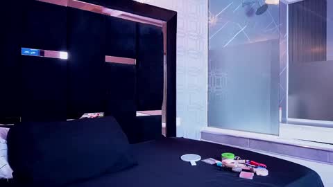 marianagiraldo_ online show from April 30, 11:59 am