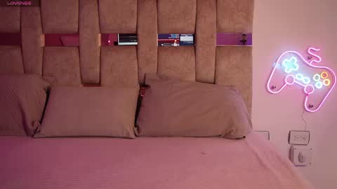 marianagiraldo_ online show from May 1, 11:35 am