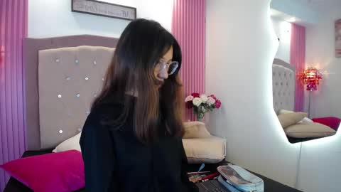 marinette online show from March 25, 8:45 pm