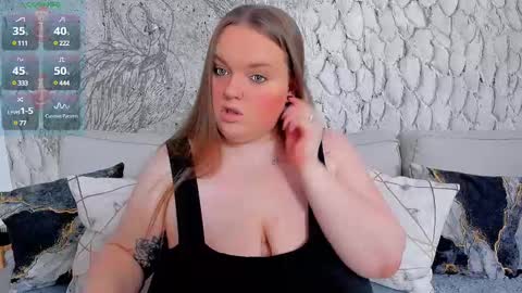 Snapshot of marry_girl chatting on December 15, 1:57 am Mary online show from December 15, 1:57 am