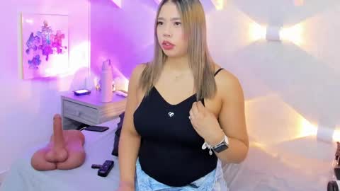 martina mIIler online show from April 28, 11:58 am