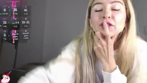 Snapshot of marylyrose chatting on October 19, 1:40 am maryly rose online show from October 19, 1:40 am