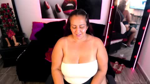 Snapshot of mature_bigtitx chatting on January 25, 8:31 am Daniella  online show from January 25, 8:31 am