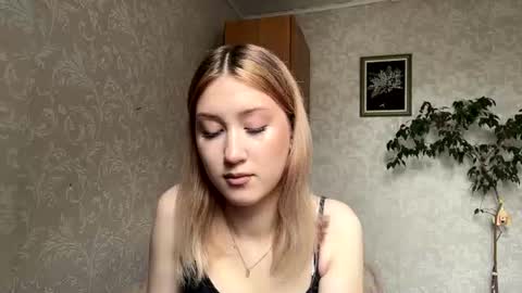 Mia online show from July 17, 10:19 am
