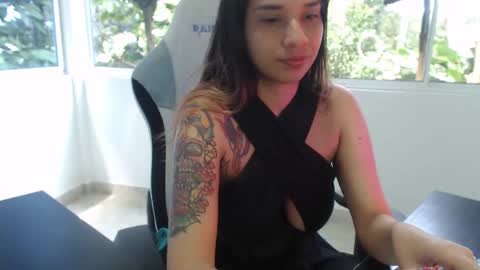 Snapshot of mauhype chatting on November 1, 6:34 pm Mau and Lauren online show from November 1, 6:34 pm