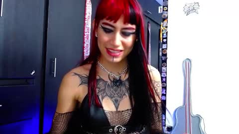 Snapshot of mayaredd chatting on December 11, 1:37 am mayaredd online show from December 11, 1:37 am