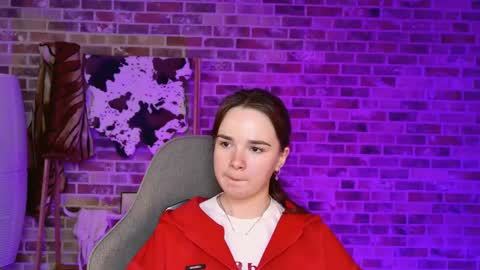 maybloom_ online show from April 27, 10:12 am