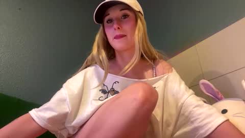 meadowmoon3 online show from May 3, 4:27 am