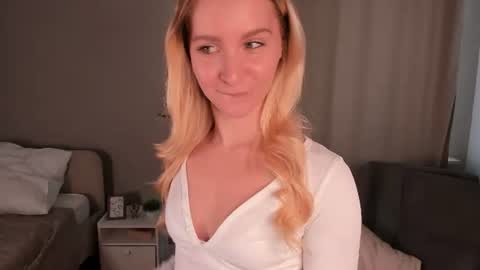 Elly online show from June 25, 1:13 pm