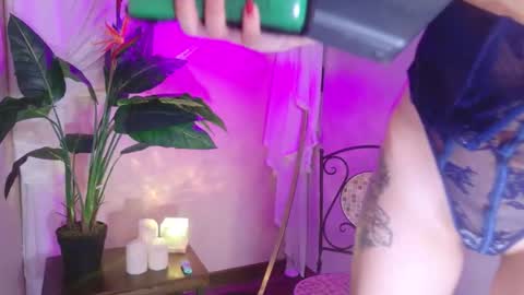 Snapshot of meganreed_ chatting on October 17, 10:18 am Megan online show from October 17, 10:18 am