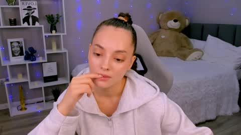 MelanieAlves online show from April 28, 2:43 pm