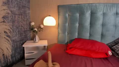 Snapshot of melanierioss_ chatting on October 10, 4:23 pm online show from October 10, 4:23 pm