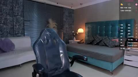 Snapshot of melanierioss_ chatting on October 4, 2:11 pm online show from October 4, 2:11 pm