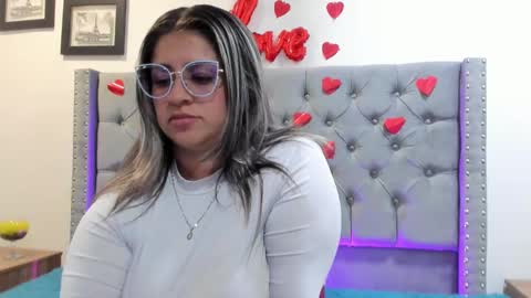 Snapshot of melinda_bob chatting on February 25, 9:37 pm Melinda online show from February 25, 9:37 pm