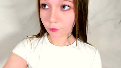 MelMooon online show from February 9, 9:06 pm