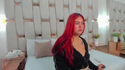 Mia online show from June 7, 1:29 pm