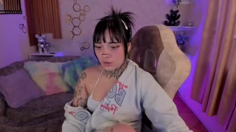 Mia online show from May 8, 10:55 pm