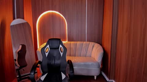 mia_collins_b online show from October 30, 1:45 pm