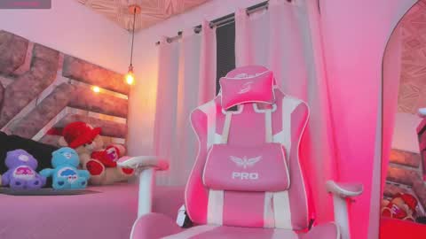 Mia online show from November 6, 7:58 am