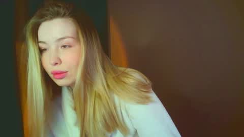 Mia online show from December 8, 8:04 pm