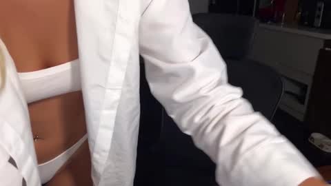 mia_floo online show from September 11, 2:28 pm