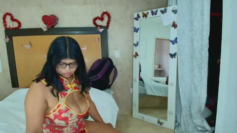 MIALOPEZ      .     Y      .      online show from April 29, 6:13 pm