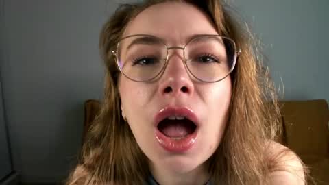 Mia online show from July 5, 1:17 pm