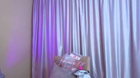 Mia online show from April 29, 11:35 am