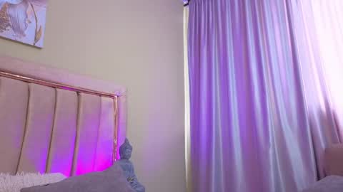 Mia online show from April 29, 5:30 pm