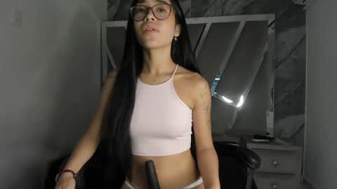 mia_petiteht online show from May 4, 8:34 pm