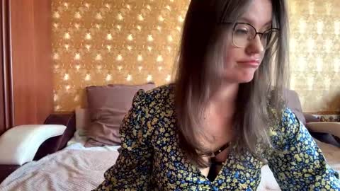 Mia online show from October 27, 5:36 am