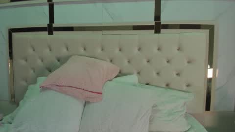 mia_vy online show from January 11, 7:30 pm