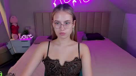 Mia online show from July 19, 9:44 am
