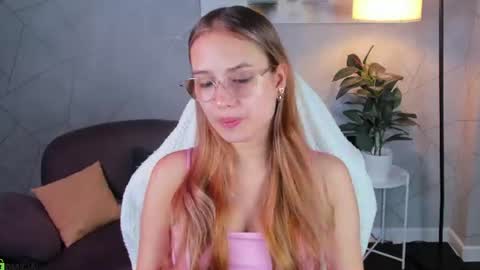 Mia online show from June 25, 11:02 am