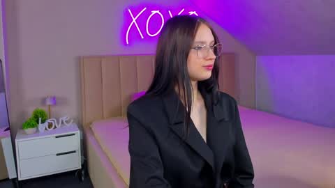Mia online show from May 1, 9:45 am