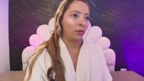 Mia online show from August 4, 12:11 pm
