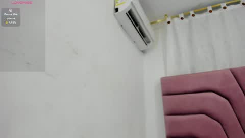 miajhonsonx online show from May 2, 6:33 pm
