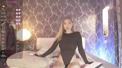 Mia online show from November 3, 2:10 pm