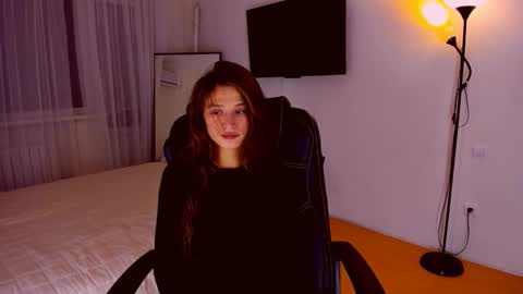 Mia online show from June 10, 7:56 pm