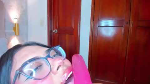 Mia Thompson online show from December 22, 9:07 pm