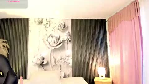 michellepreston_ online show from July 6, 12:10 pm